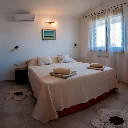 Erdgeschosswohnung Fuer 7 Personen By Interhome Ližnjan