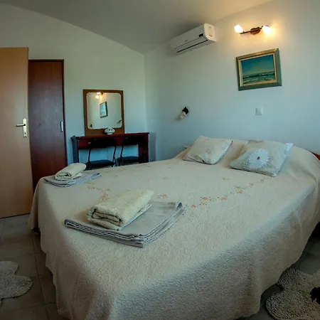 Ferienhaus Erdgeschosswohnung Fuer 7 Personen By Interhome