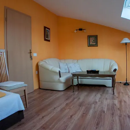 Ferienhaus Erdgeschosswohnung Fuer 7 Personen By Interhome Ližnjan