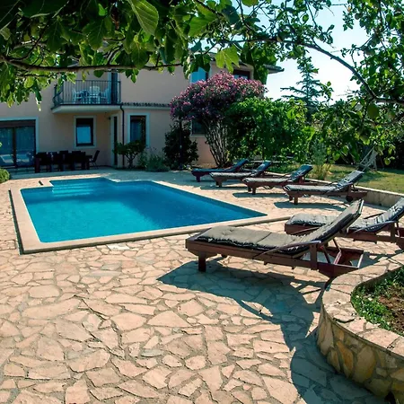 Hébergement de vacances Erdgeschosswohnung Fuer 7 Personen By Interhome