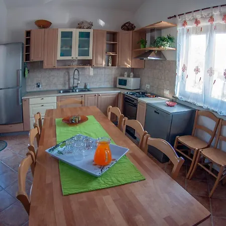 Ferienhaus Erdgeschosswohnung Fuer 7 Personen By Interhome Ližnjan