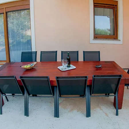 Erdgeschosswohnung Fuer 7 Personen By Interhome Ližnjan