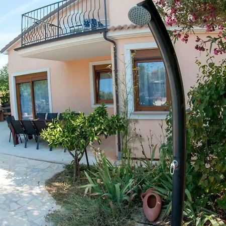 Ferienhaus Erdgeschosswohnung Fuer 7 Personen By Interhome Ližnjan